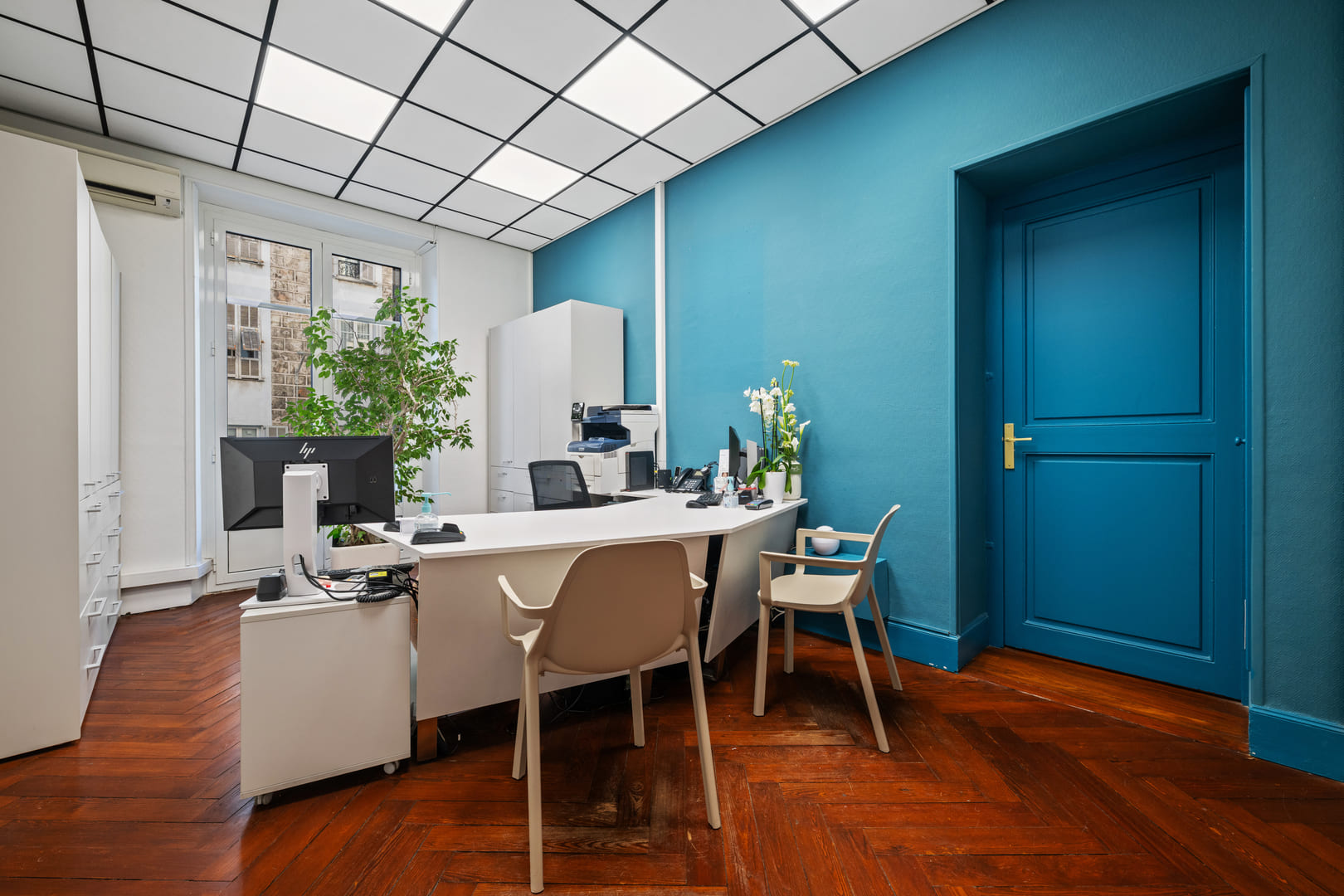 Secrétariat cabinet dentaire Charbit Nice - mur bleu