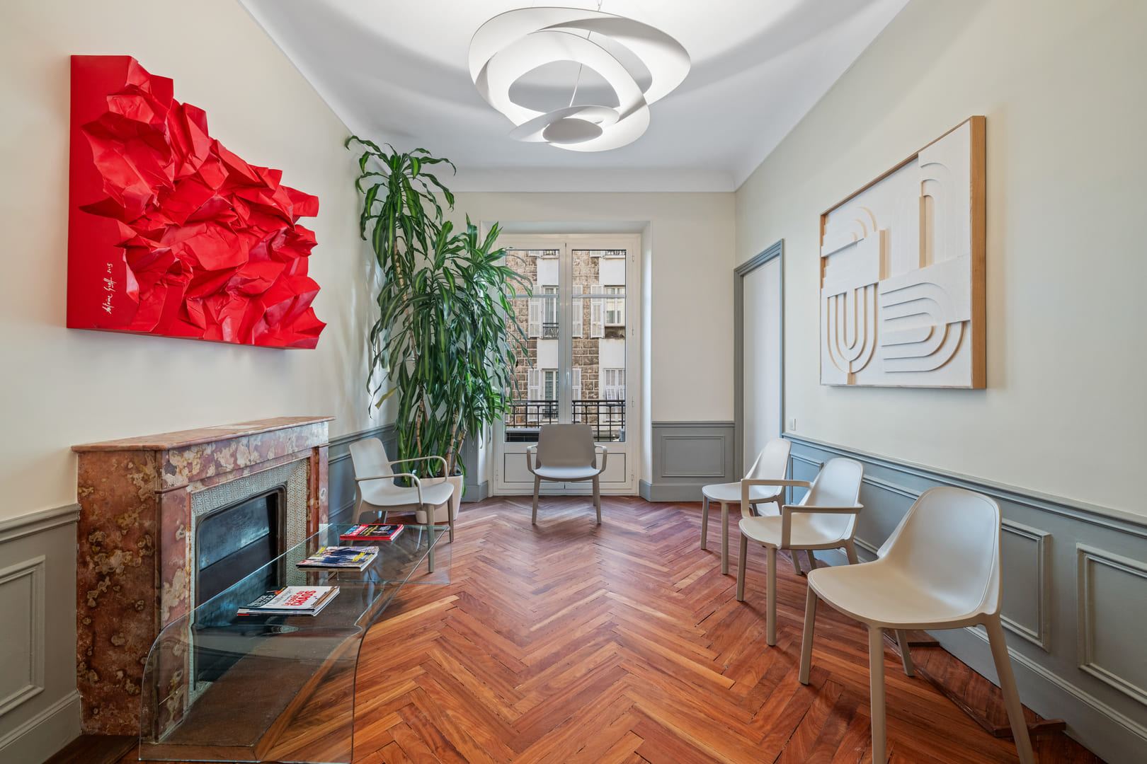 Salle d'attente cabinet dentaire Charbit Nice - parquet, cheminée, art contemporain