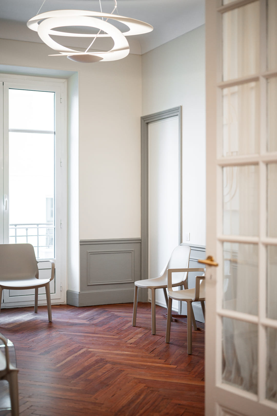 Salle d'attente cabinet dentaire Charbit Nice - lustre Artemide, parquet