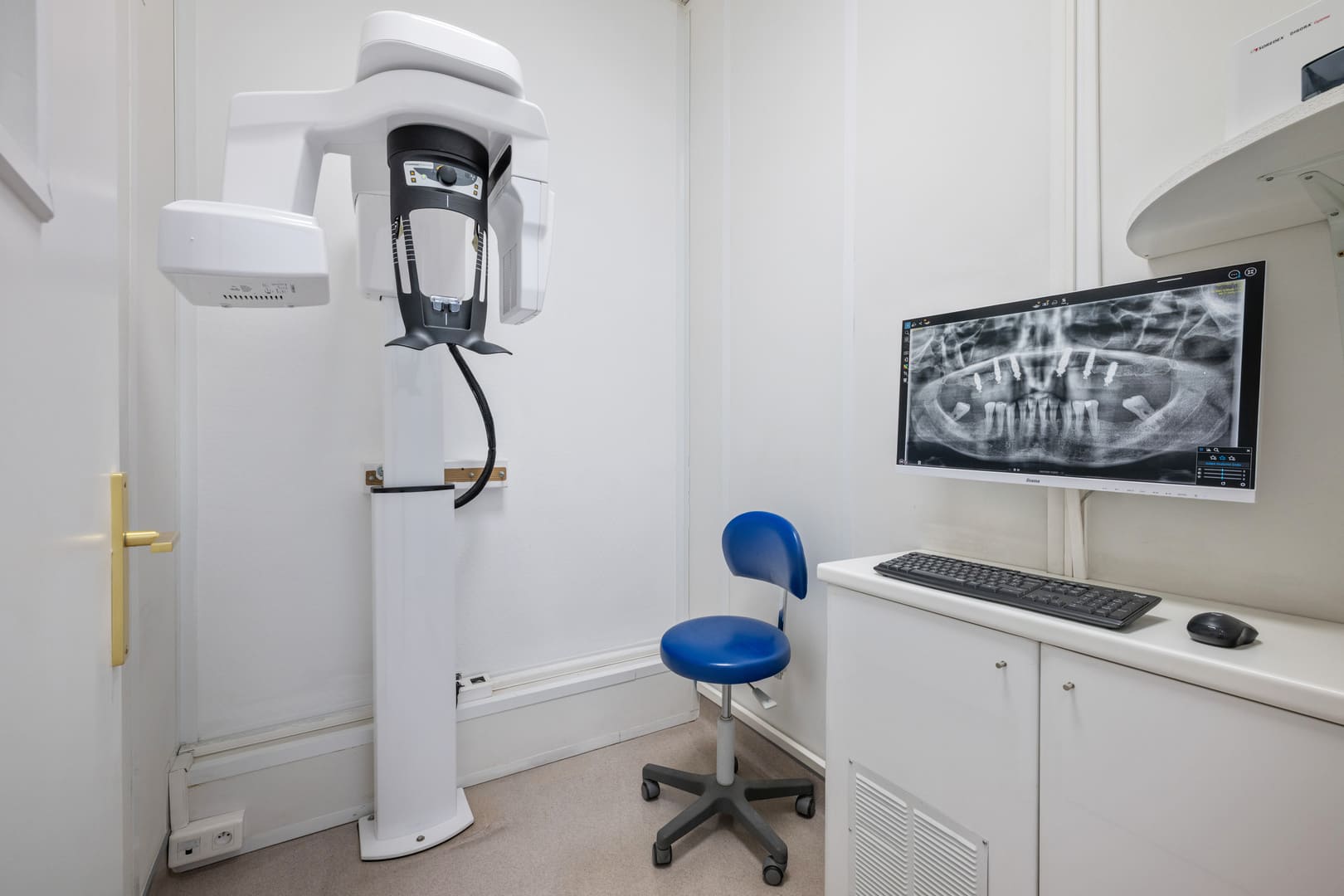 Salle de radiologie panoramique numérique cabinet dentaire Charbit Nice - scanner 3D